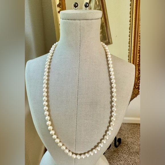 Vintage Pearl Necklace & Tahitian Post Earrings - Picture 14 of 15